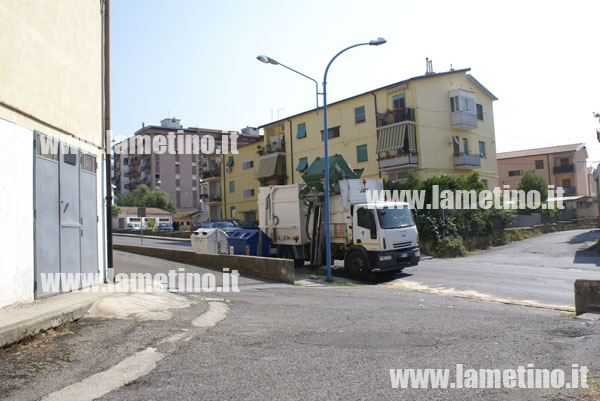 Lamezia: Rifiuti, compattatore rimane in panne su via Miceli