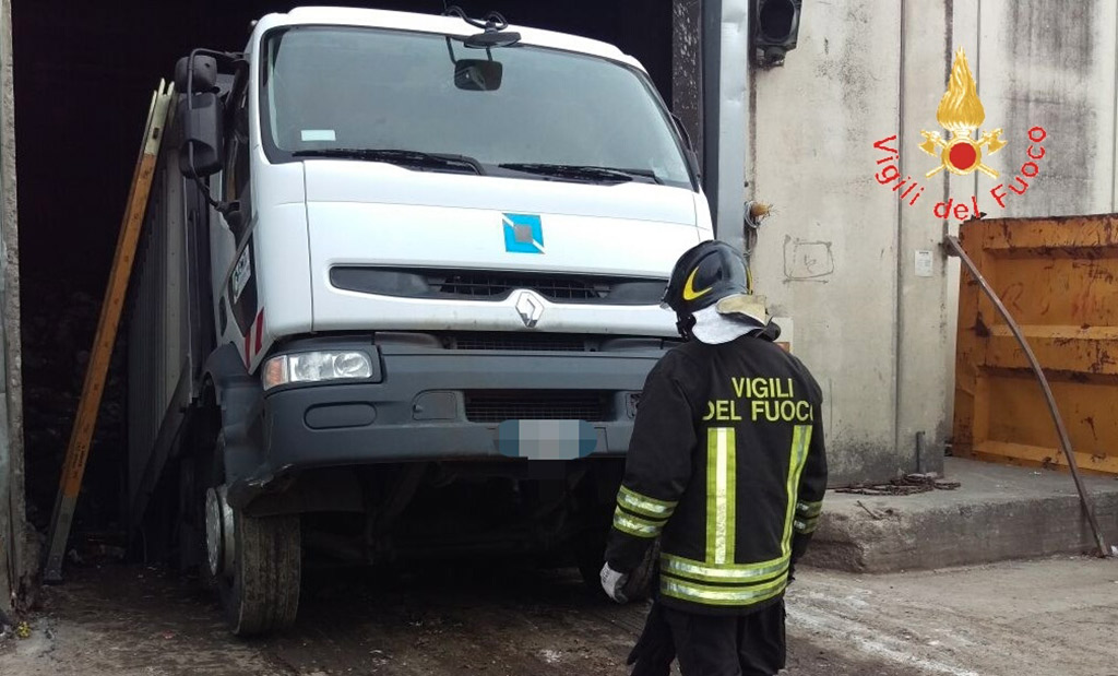 Lamezia: compattatore finisce in una buca, recuperato dai vigili del fuoco