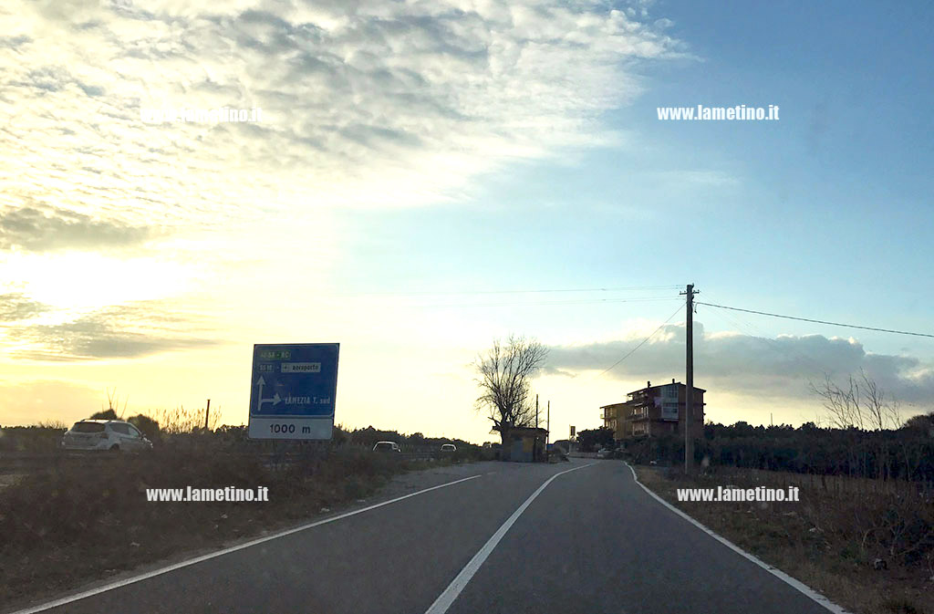 Lamezia: senza patente provoca incidente su complanare e fugge a piedi in autostrada, deferito 27enne 