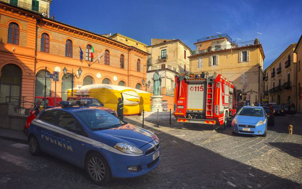 Operai su tetto sede Polizia municipale a Rossano, protesta finita dopo garanzia contratto