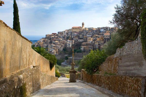 Tardano i lavori a Badolato, la chiesa crolla
