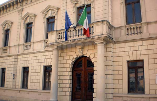 Furto in sede comune Castrovillari, portati via monitor e tastiere pc 