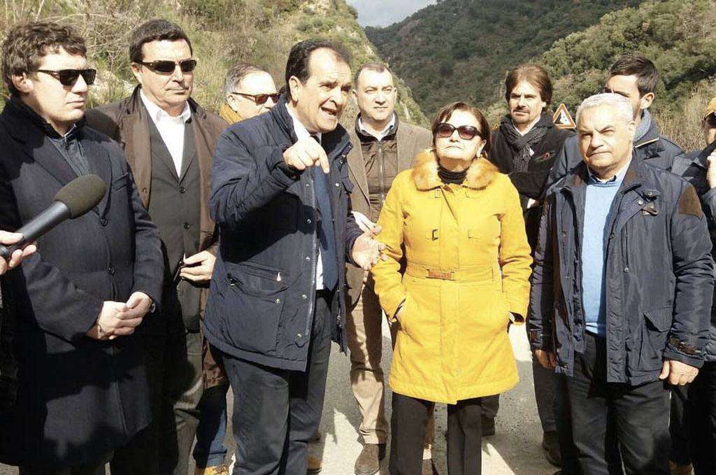 Erogati fondi per messa in sicurezza della Strada provinciale 25. Presidente Bruno consegna copia decreto a Prefetto Latella