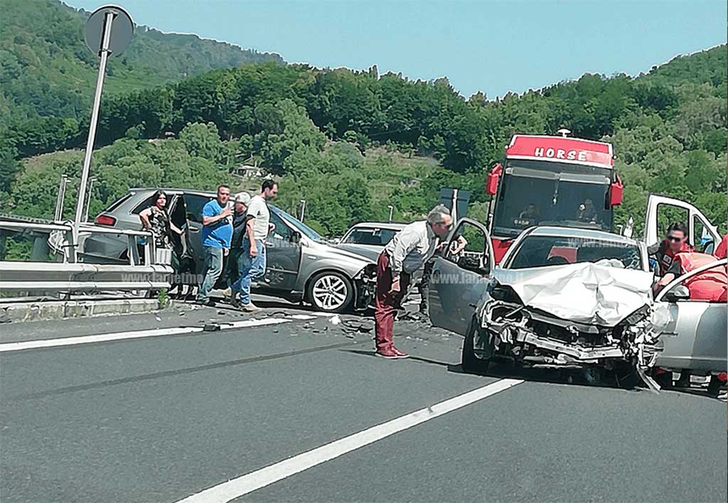 Scontro tra due auto sulla strada statale 682 ‘Jonio Tirreno’: feriti 