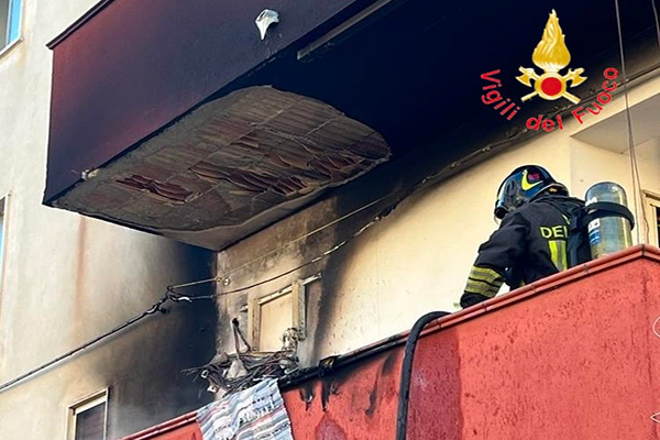 In fiamme parte esterna di un condizionatore in appartamento a Nocera Terinese