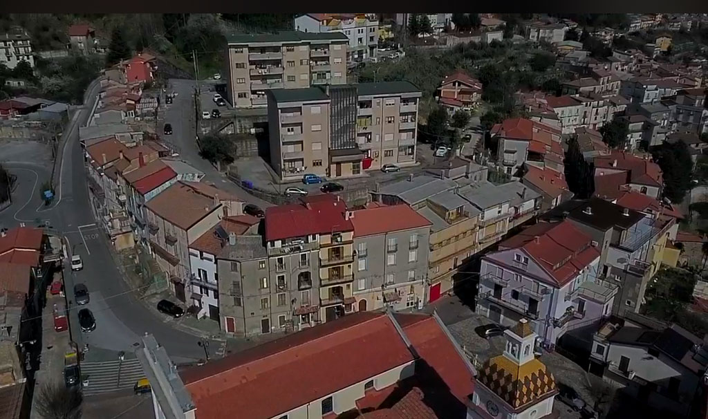 A Conflenti flash mob di Pasquetta "al Balcone col Drone" sventolando il tricolore