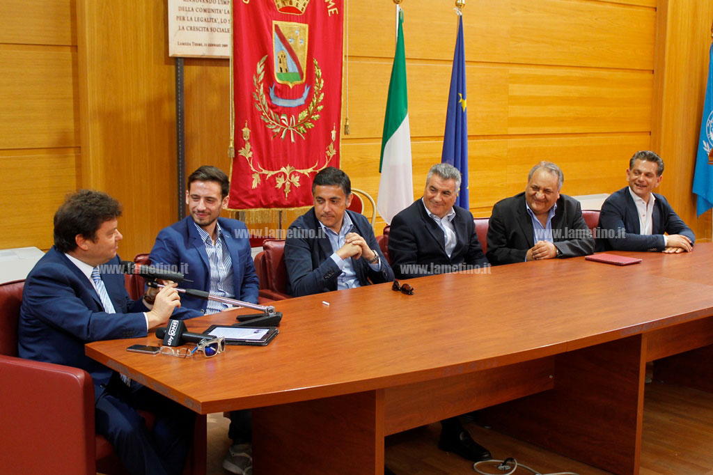 conferenza-comuna-lamezia-Grandinetti-e-sindaco-Conflenti.jpg