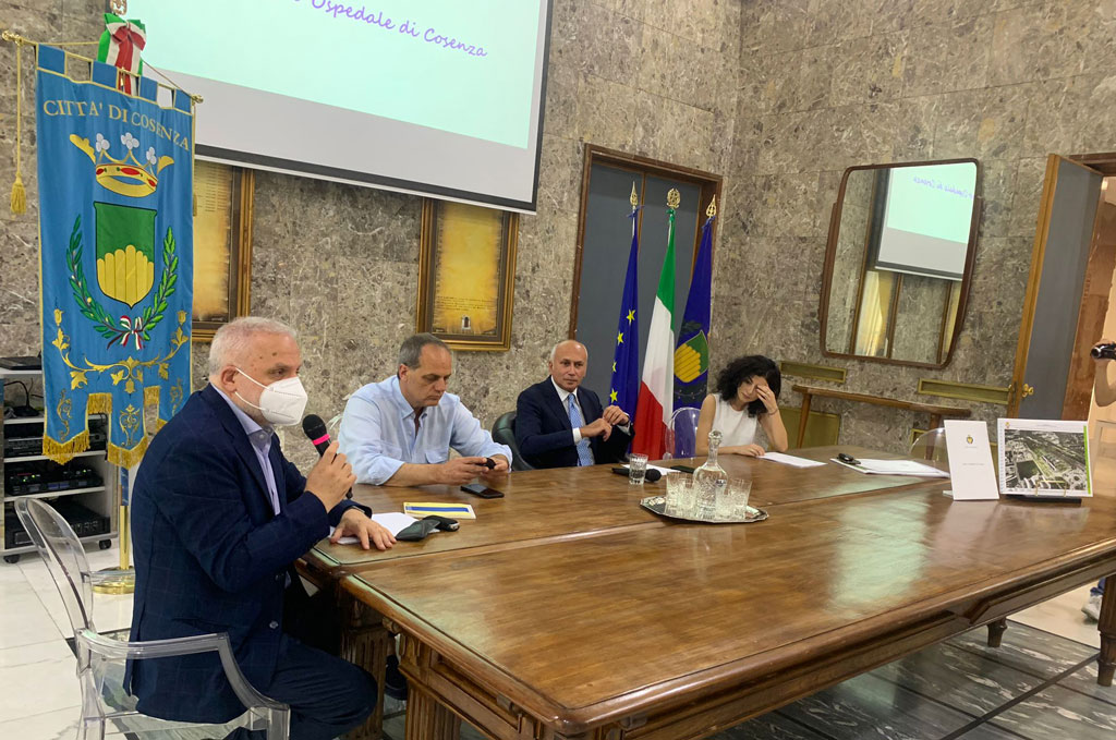 Sanità, sindaco Cosenza illustra idea nuovo ospedale: "Possibile pagina importante"