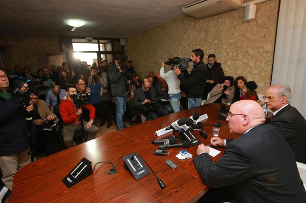 conferenza-stampa-oliverio-palazzo-alemanni-insediamento.jpg