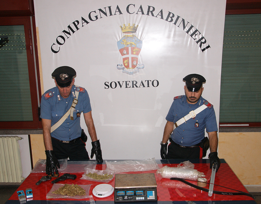 Nascondevano marijuana e armi, ai domiciliari due fratelli di Soverato