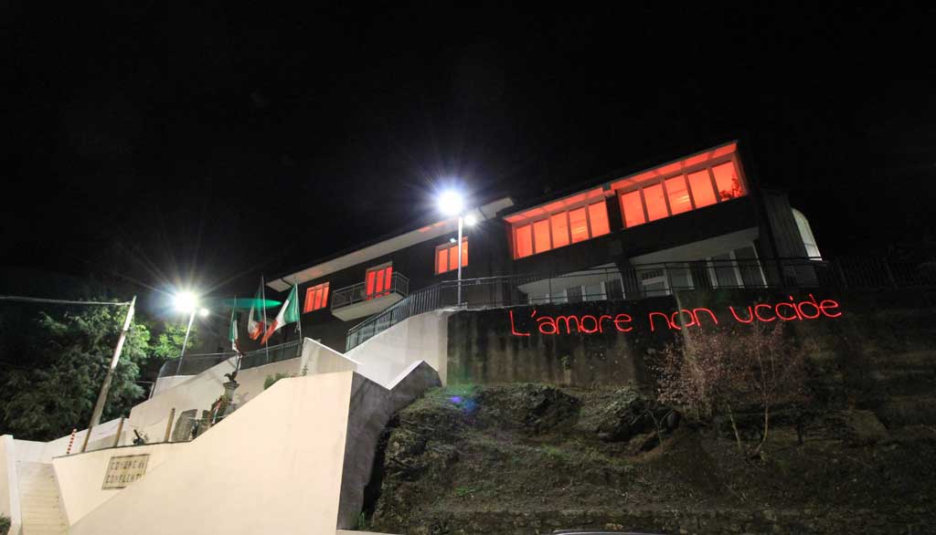 Il palazzo comunale di Conflenti si tinge di rosso per dire no alla violenza sulle donne