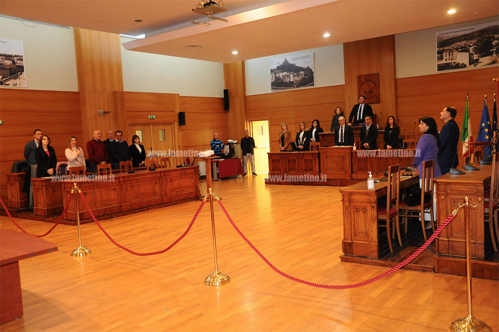 Lamezia, dal Consiglio comunale via libera a variazione Piano triennale lavori pubblici: minuto di silenzio per giovani vittime di incidenti stradali