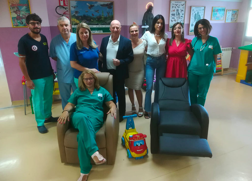 Lamezia, associazione 'Logos&Polis' dona 5 poltrone al reparto di pediatria dell'ospedale