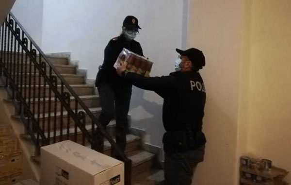 Generi alimentari consegnati da Polizia a parrocchie di Cosenza