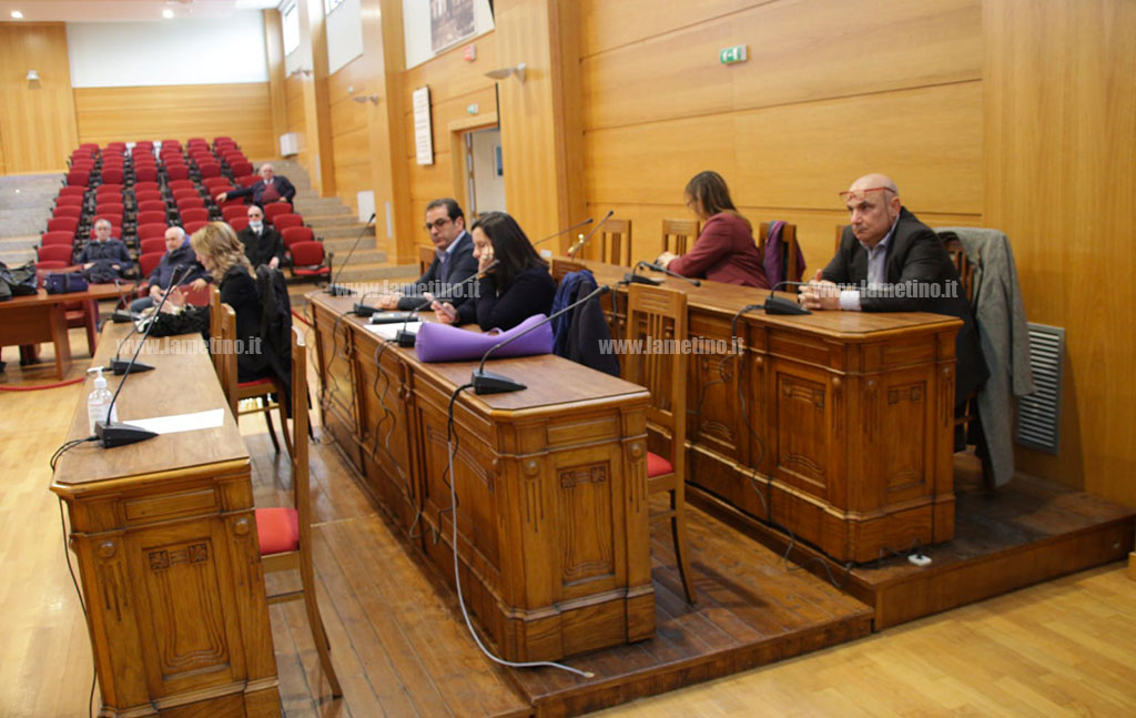 Lamezia, fibrillazioni dietro le assenze in Consiglio comunale: nomine e posti in Giunta agitano la maggioranza