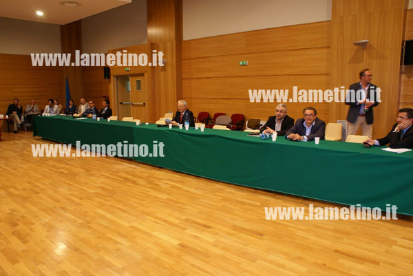 consiglio-comunale-30-aprile-2013-banchi-centro-sinistra-semi-vuoti.jpg
