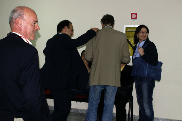 consiglio-comunale-30-aprile-2013-fuori-aula-bis.jpg