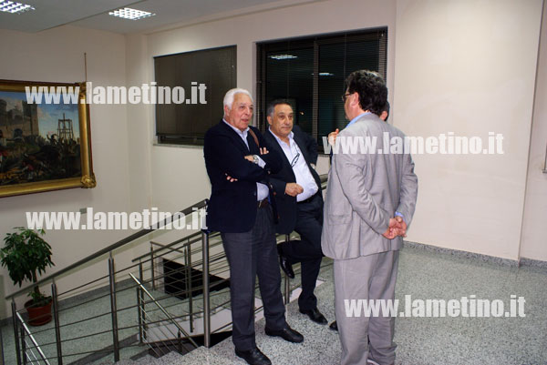 consiglio-comunale-30-aprile-2013-fuori-aula-ter.jpg