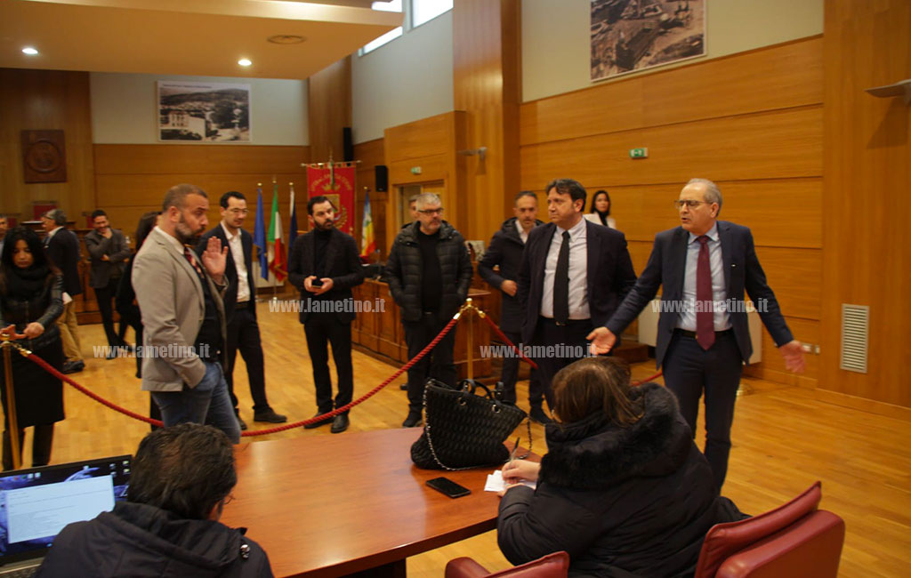 Lamezia, manca ancora il numero legale: rinviato Consiglio. Minoranza pensa a mozione di sfiducia