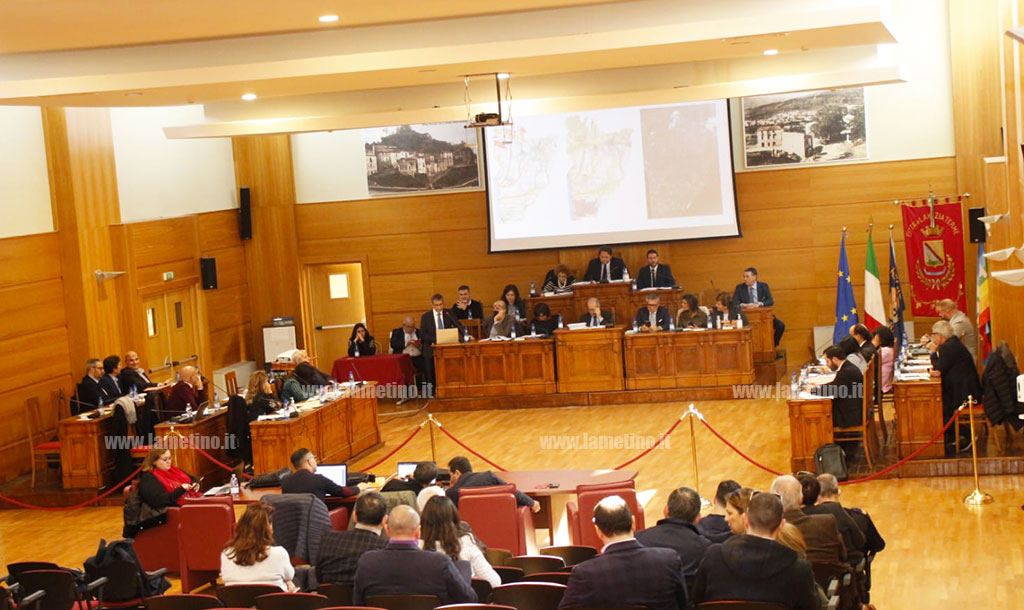 Lamezia, salta votazione su un'osservazione al Psc: Consiglio comunale convocato in extremis