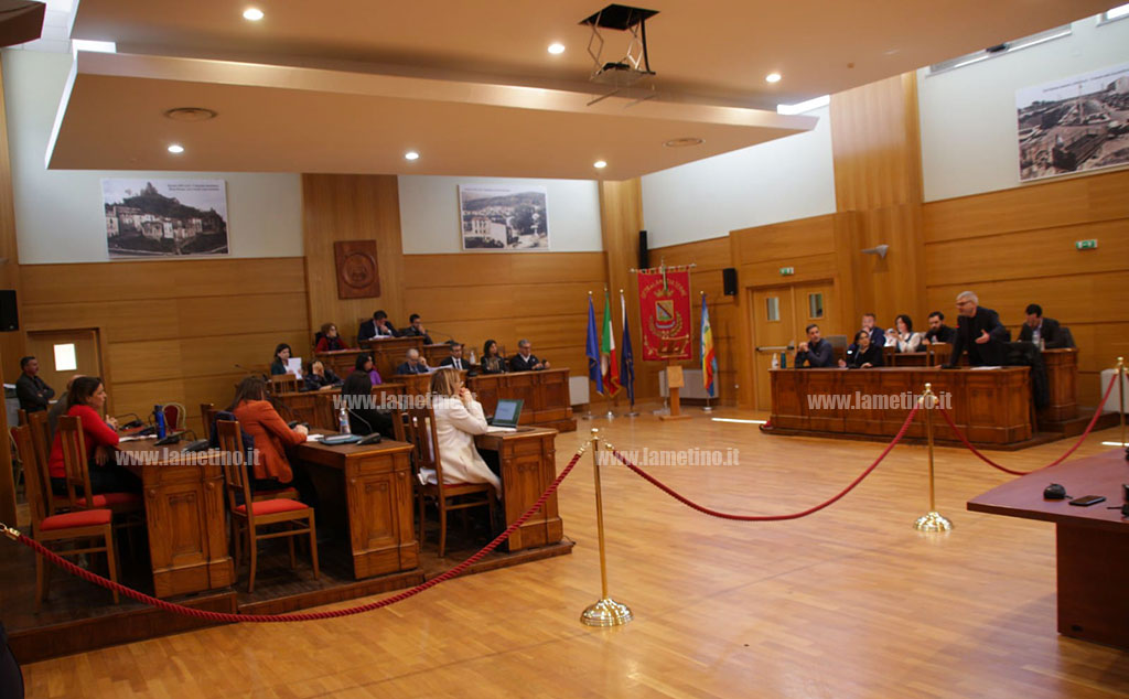 Lamezia, ancora assenze in Consiglio ma il sindaco butta acqua sul fuoco: “Evitare nuovo commissariamento”