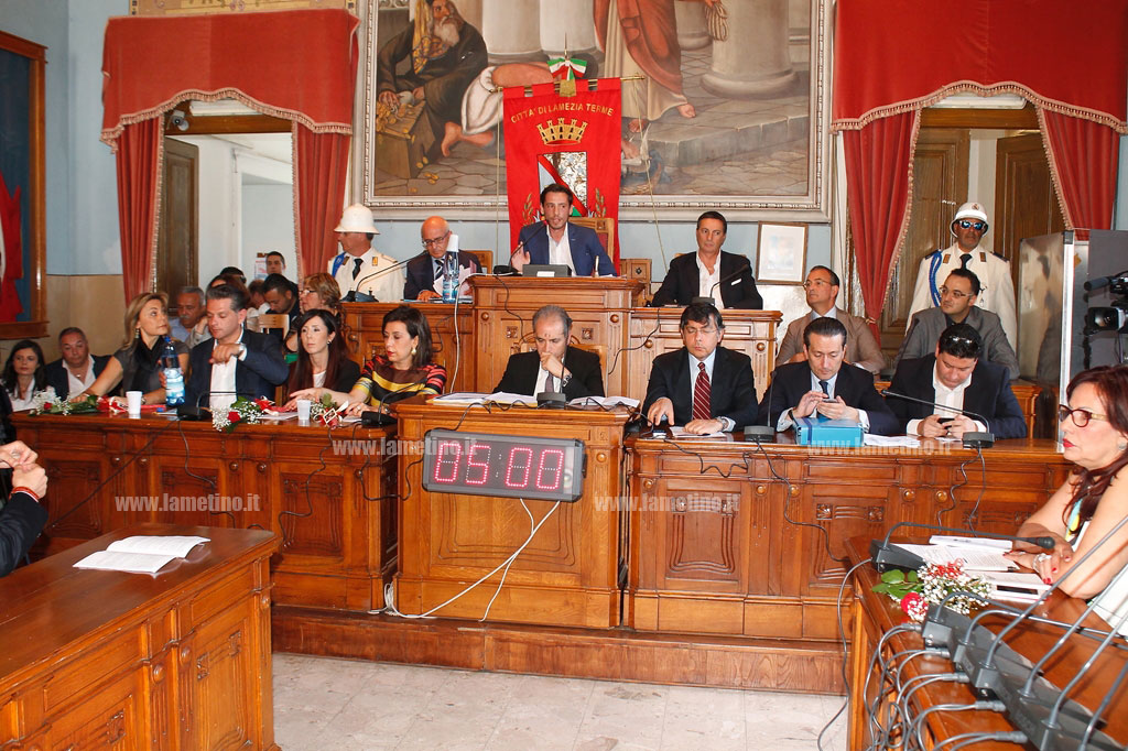 Lamezia: Consiglio comunale sospeso, maggioranza spaccata su nome Presidente