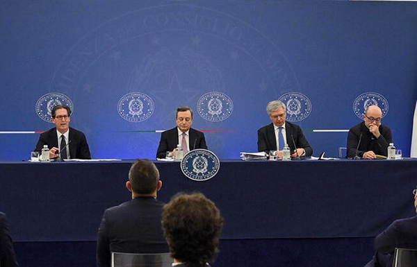 Caro prezzi, Draghi: "Aiuti a famiglie e imprese per 4.4 miliardi, benzina giù di 25 centesimi"