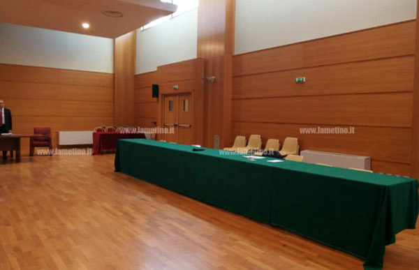 Lamezia, caos in consiglio comunale: maggioranza fatica a tenere il numero legale e opposizione abbandona l'aula