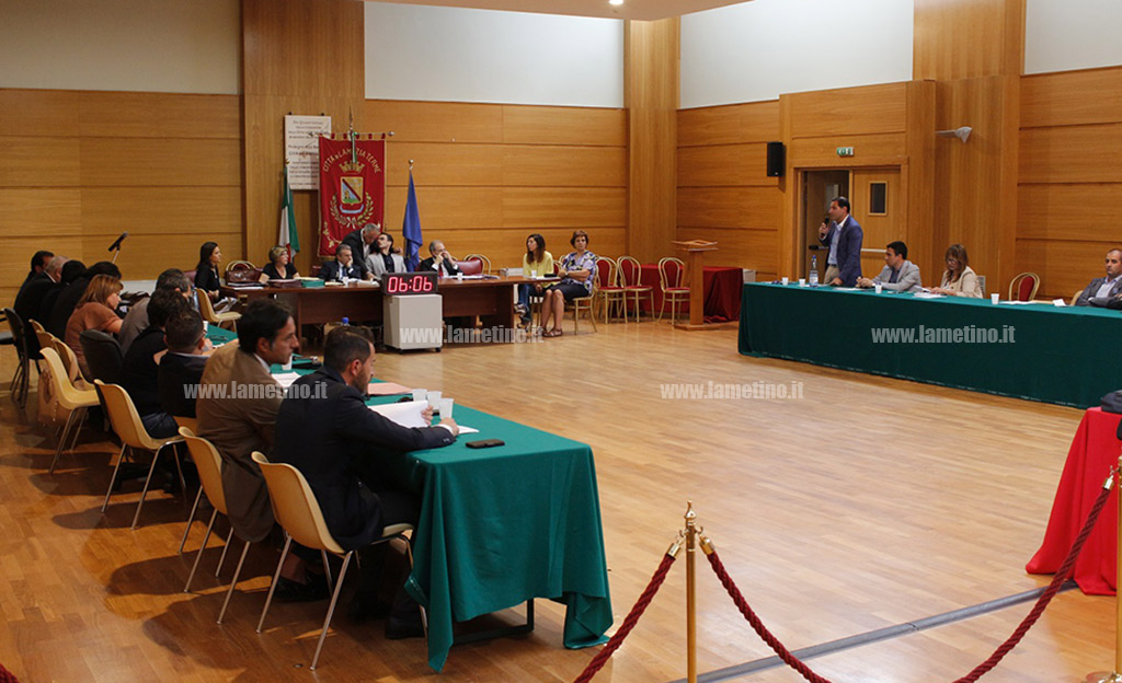 Lamezia, consiglio comunale tra richieste di dimissioni in massa e commissione d'accesso a lavoro
