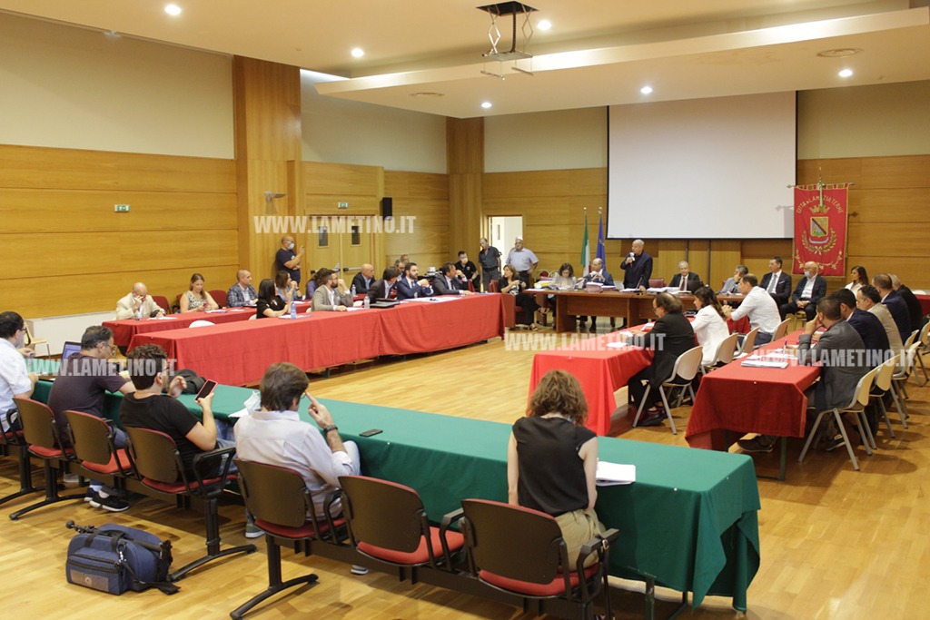 Lamezia, il Consiglio comunale approva il bilancio consolidato e consuntivo: chiusa vicenda incompatibilità ma piovono critiche da minoranza