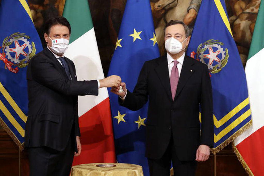 Il giuramento di Draghi e dei 23 ministri e la cerimonia della campanella: Conte lascia Palazzo Chigi tra gli applausi 