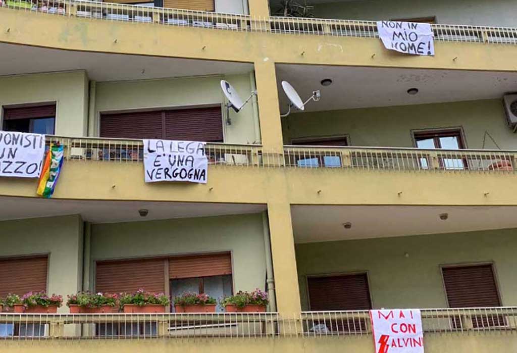 Striscioni di protesta a Catanzaro per visita ministro degli Interni Salvini