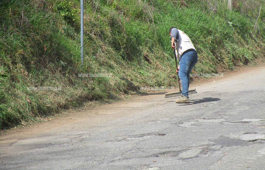 Lamezia, cittadini di contrada Annunziata puliscono arteria di collegamento con la città