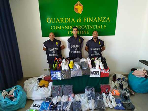 Prodotti falsi sequestrati a Crotone, due denunce 