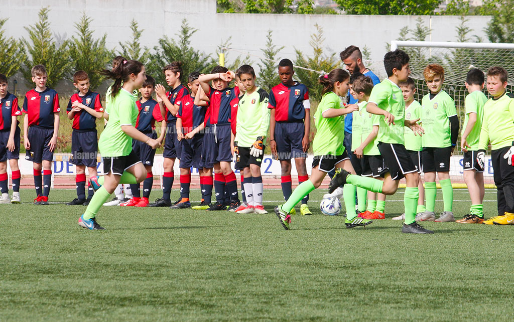 contro-il-genoa-ha-giocato-il-football-2000-pianopoli-schierando-due-bambini-nella-foto.jpg