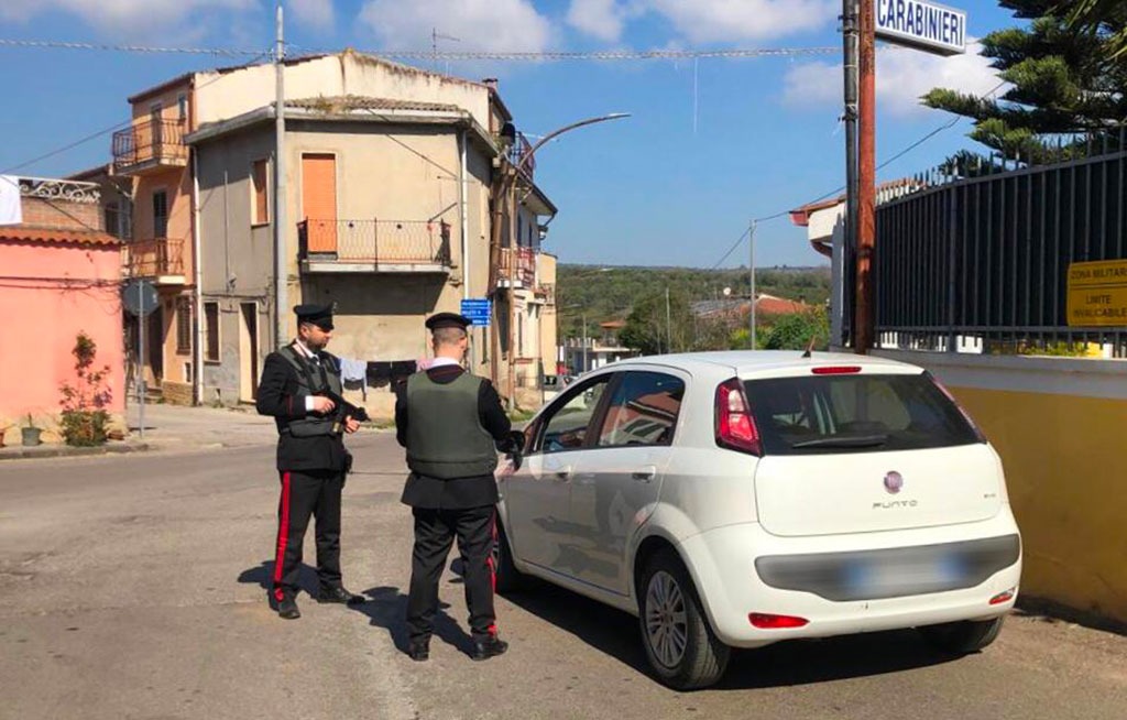 Erano seduti insieme in centro città nonostante restrizioni, denunciati nel vibonese