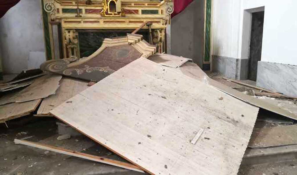 Crolla controsoffitto chiesa nel Vibonese, nessun ferito