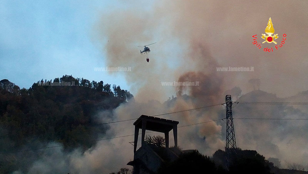 Tornano gli incendi in Calabria, in fumo macchia mediterranea nel catanzarese: diversi interventi dei vigili del fuoco - VIDEO 