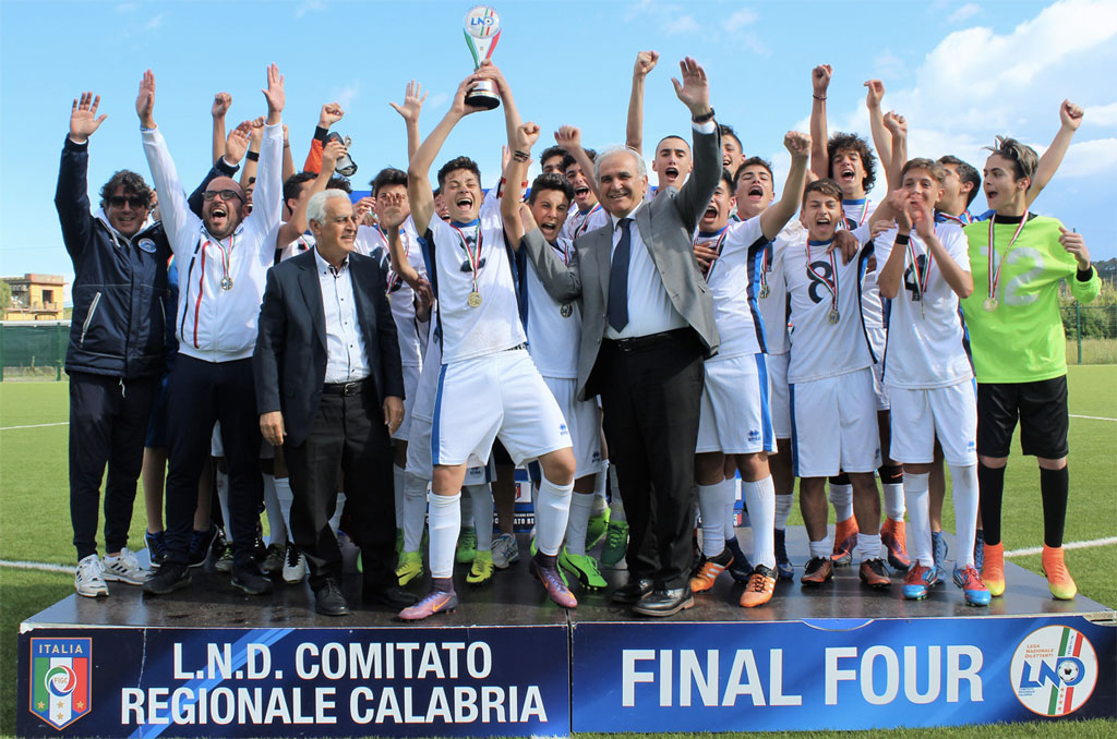 coppa-alzata-Real-Cosenza-PER-STAMPA.jpg