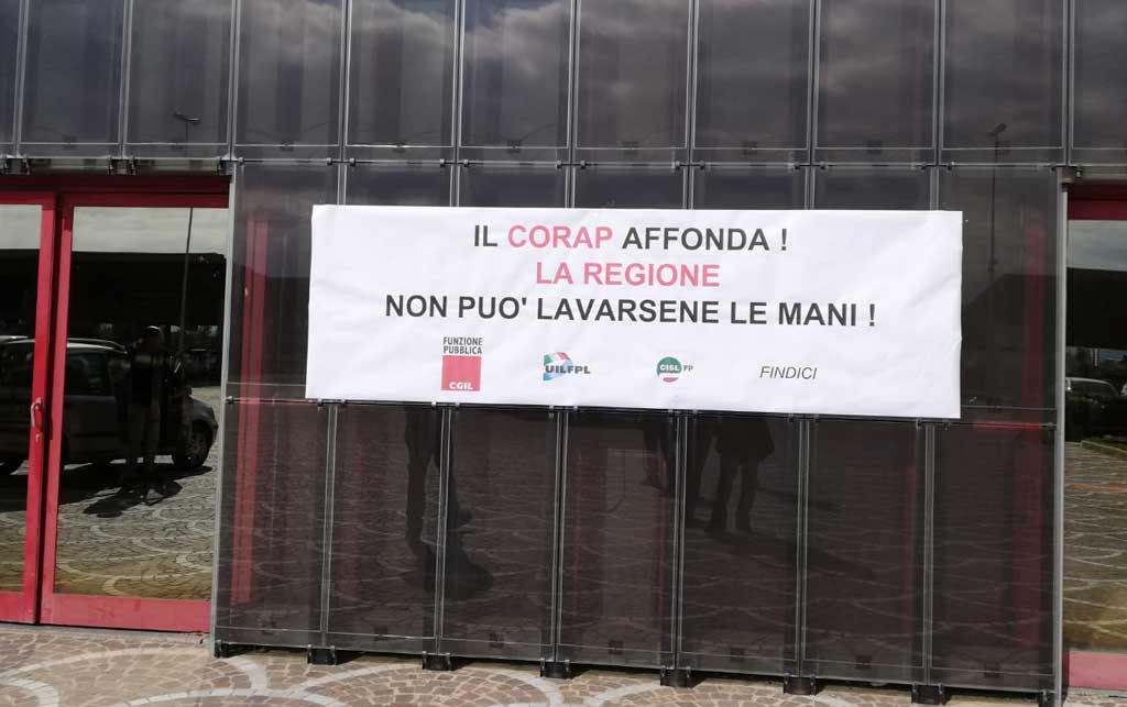 Lamezia, dipendenti Corap su tetto per protesta 