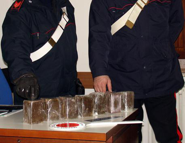 In auto con 2 chili di hashish, 4 arresti nel cosentino