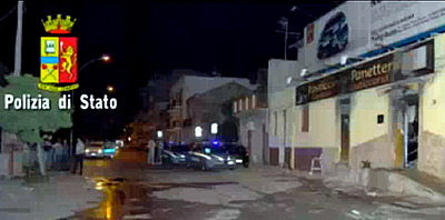 cornetteria_bruciata-polizia-reggio-marzo-2014.jpg