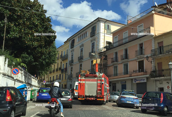 cornicione-lamezia-caduta-ott-2015-2.jpg