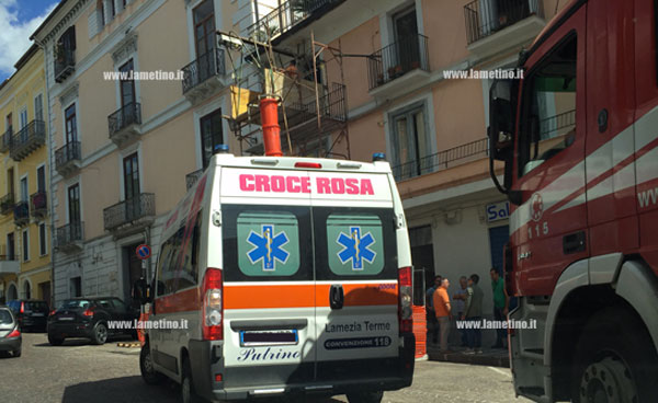 Lamezia: cade solaio in appartamento, donna ferita in modo non grave