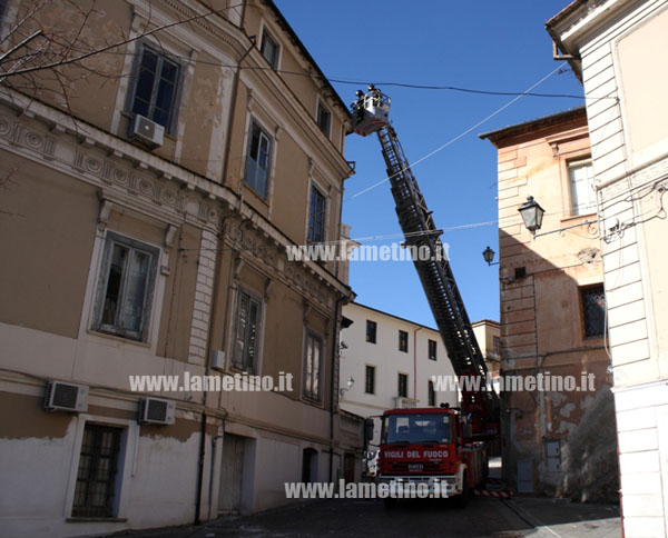 Lamezia: Caduta cornicioni da palazzo Comune