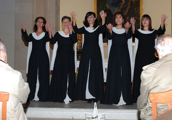 Calabria: Coro canto gregoriano Ancillae Domini in concerto in chiesa San Michele a Vibo