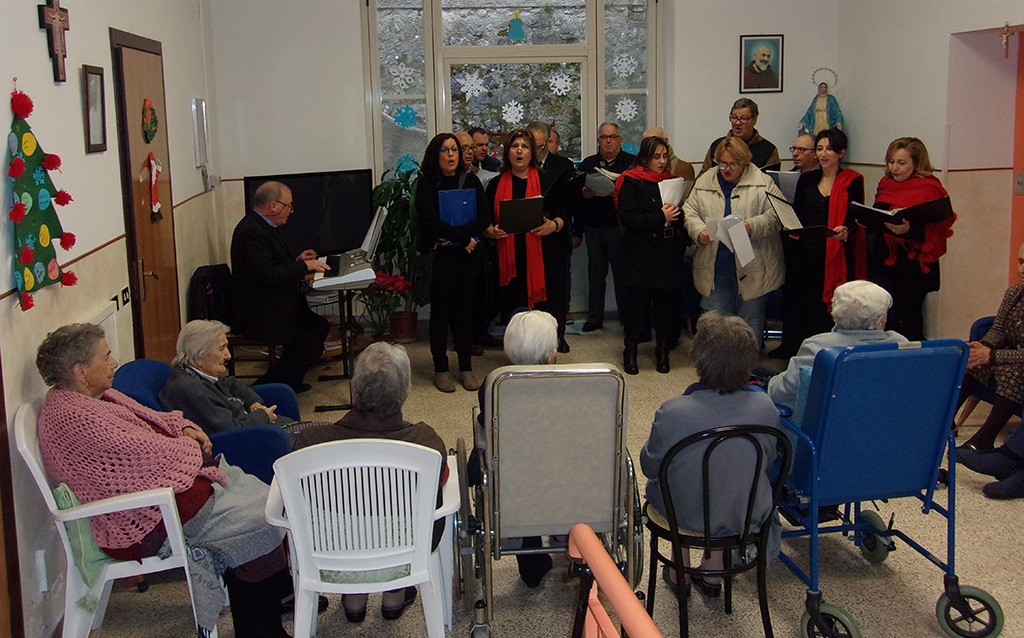 Coro polifonico di Lamezia in concerto alla casa di riposo comunale il 22 dicembre