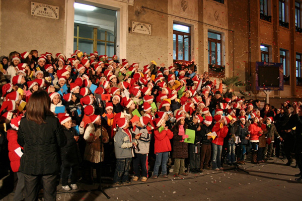 Lamezia, il coro degli alunni del Primo Circolo al Grandinetti