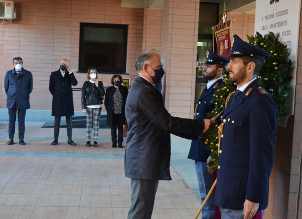 Commemorazione defunti, deposta corona di alloro alla lapide dei Caduti Polizia di Stato a Catanzaro