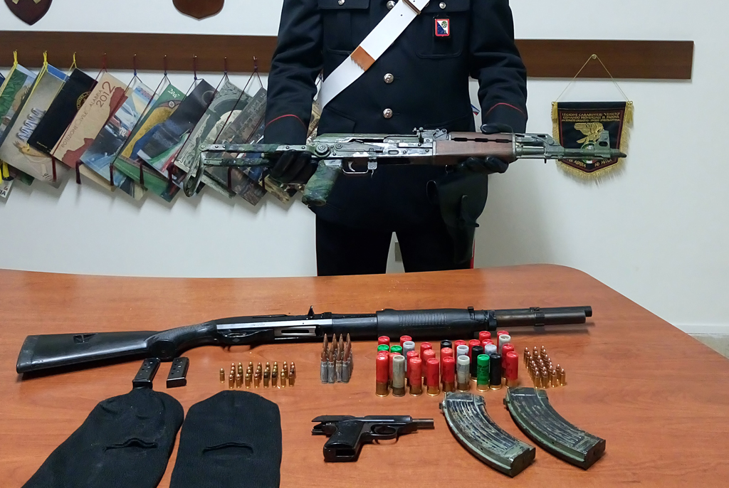 Fucile e kalashnikov in casa, arrestato 46enne nel crotonese